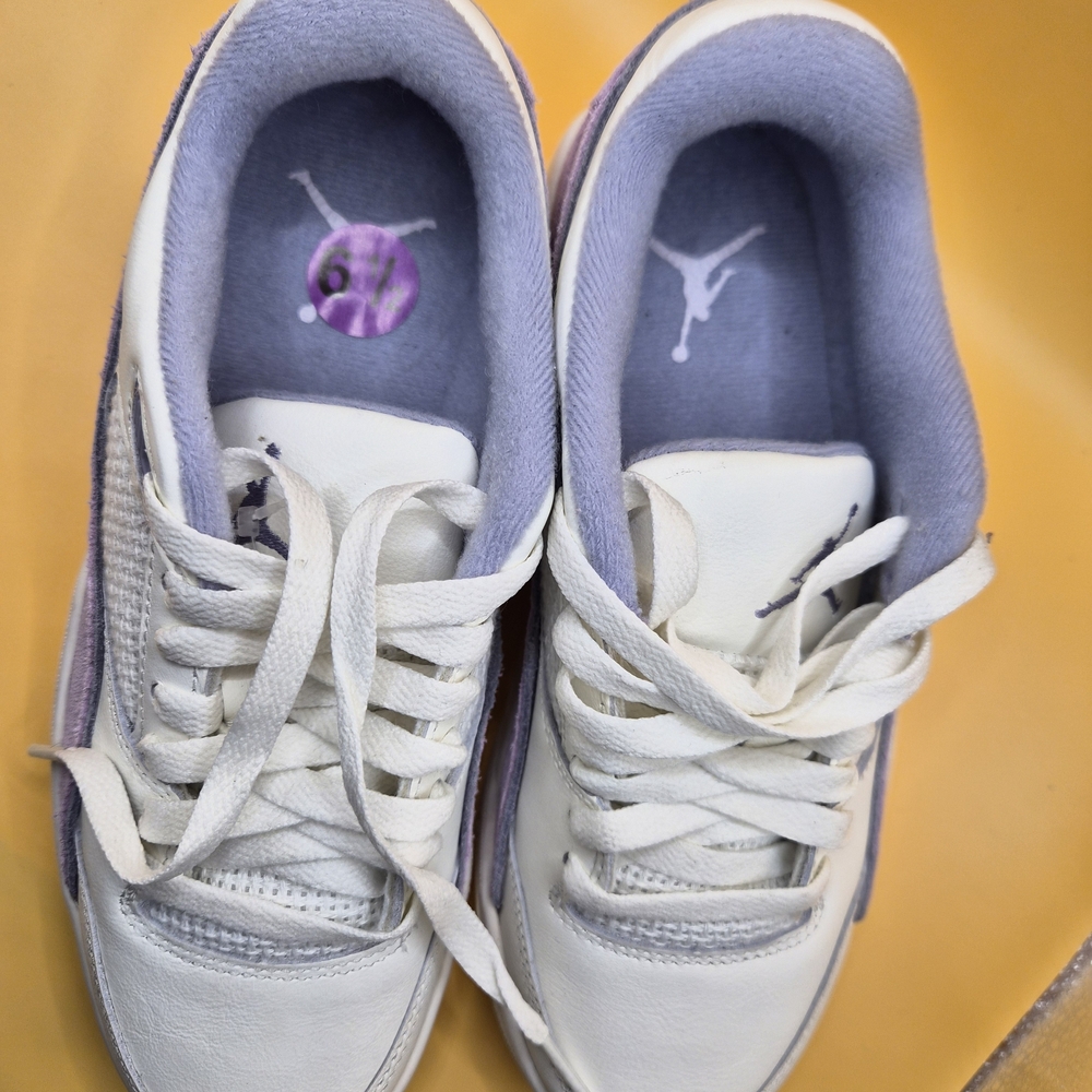 New"Nike White and Lavender Women's Athletic Sneakers